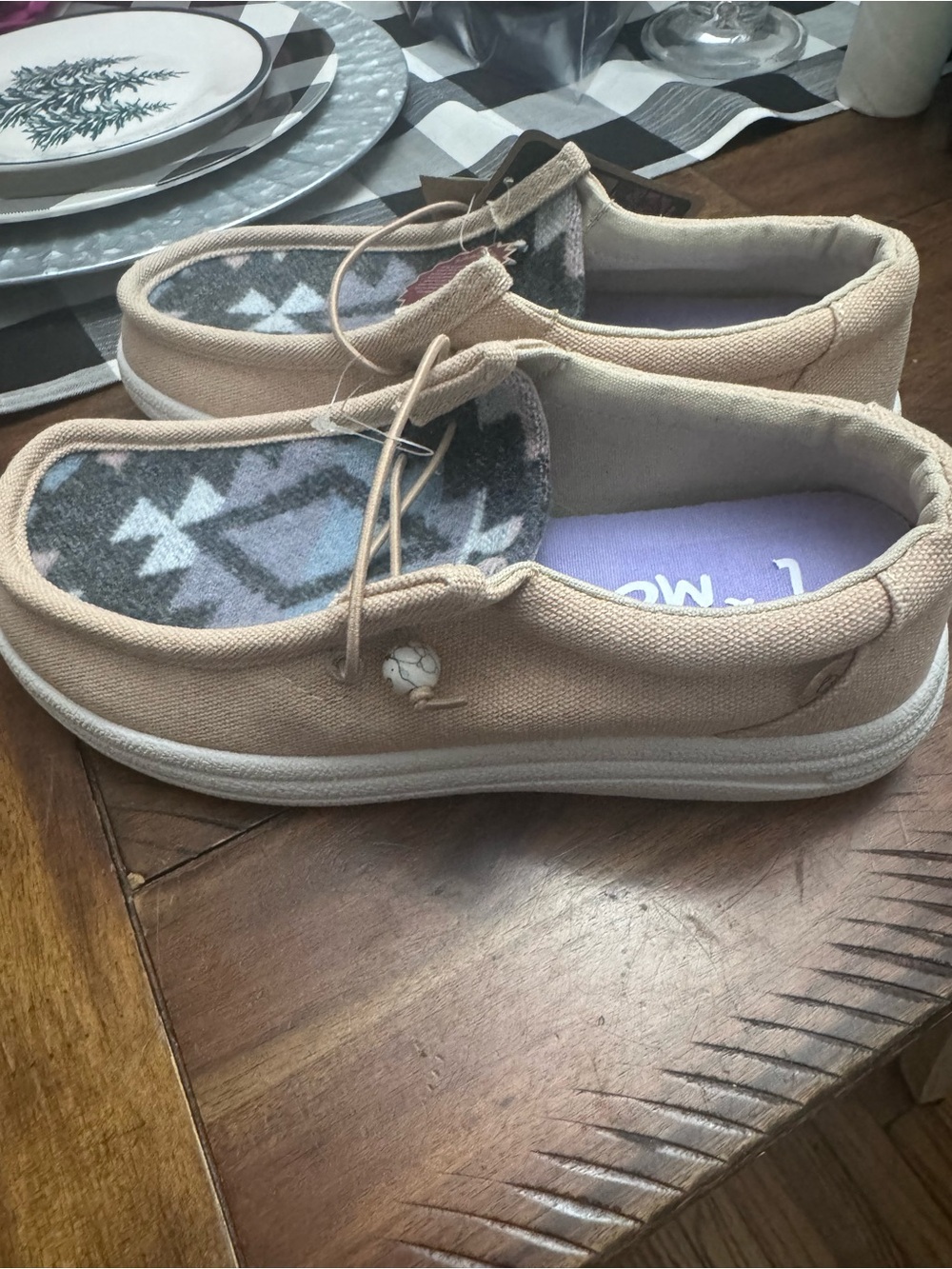 Lamo Women's Blush Pink Slip-On Moccasins with Patterned Insole NWT size 7 - Picture 2 of 4